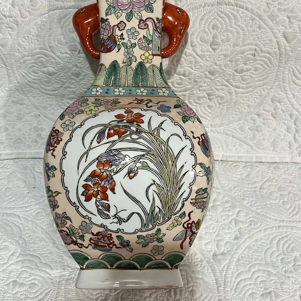 Beautiful‎ large elephant handled Oriental vase